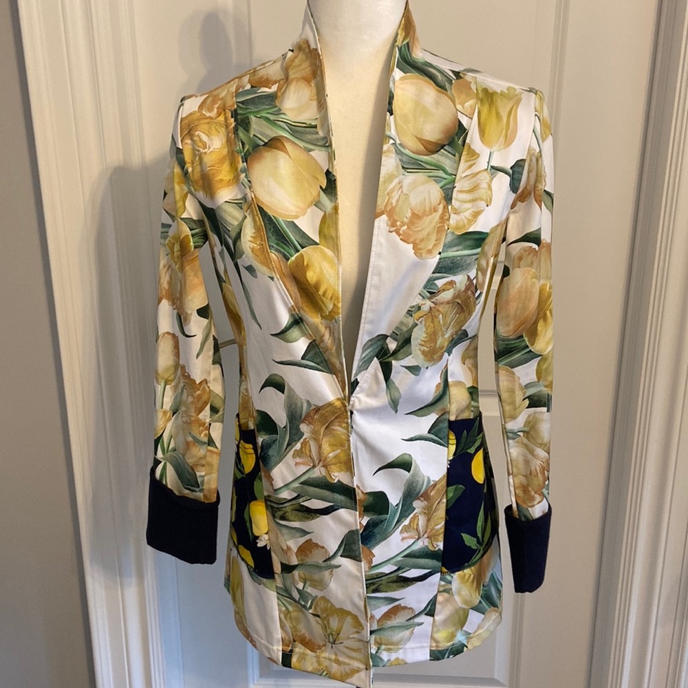 Gorgeous NWOT Anne Mulaire Structured Blazer. Size small.